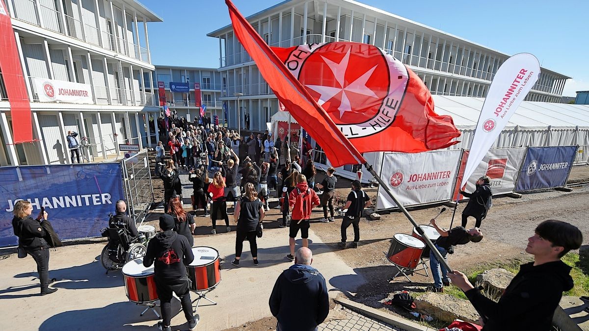 Eröffnungsfeier des Johanniter-Mehrgenerationswohnens in den „Andreasgärten. Im Bild: Die Trommler von Combo Vento trommeln zur Feier.