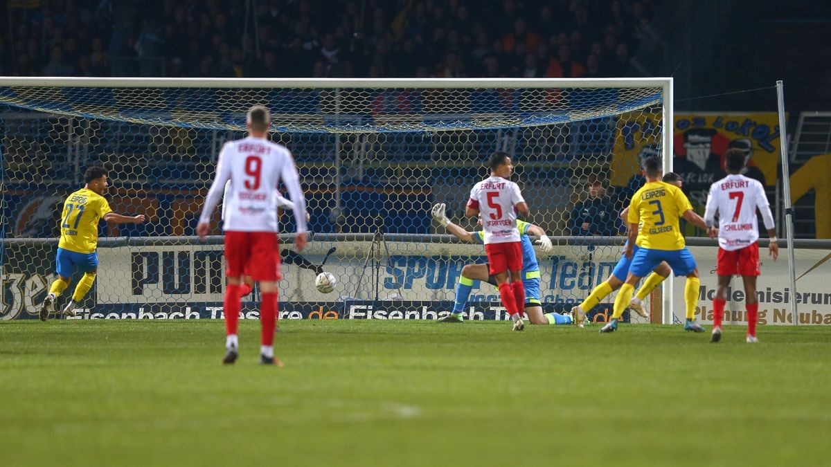 Der FC Rot-Weiß Erfurt hat die erste Auswärtsniederlage in dieser Saison kassiert. Bei Lok Leipzig unterlag der Regionalliga-Aufsteiger vor 5053 Zuschauern unglücklich mit 0:1. Das entscheidende Tor fiel in der 89. Minute