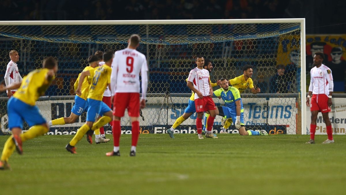 Der FC Rot-Weiß Erfurt hat die erste Auswärtsniederlage in dieser Saison kassiert. Bei Lok Leipzig unterlag der Regionalliga-Aufsteiger vor 5053 Zuschauern unglücklich mit 0:1. Das entscheidende Tor fiel in der 89. Minute