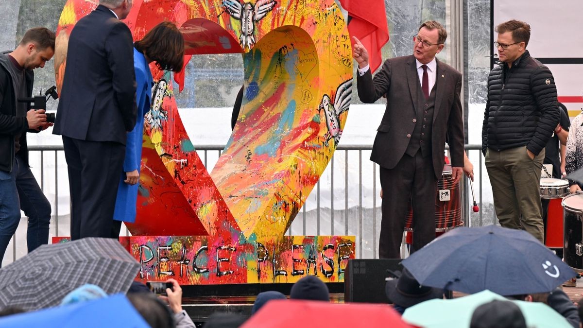 Bodo Ramelow (2.v.r., Die Linke), Ministerpräsident von Thüringen, der derzeit auch Präsident des Bundesrates ist, und Carsten Schneider (r., SPD), Ostbeaufragter der Bundesregierung, eröffnen ein dreitägiges Bürgerfest zum Tag der Deutschen Einheit in der Landeshauptstadt Erfurt.