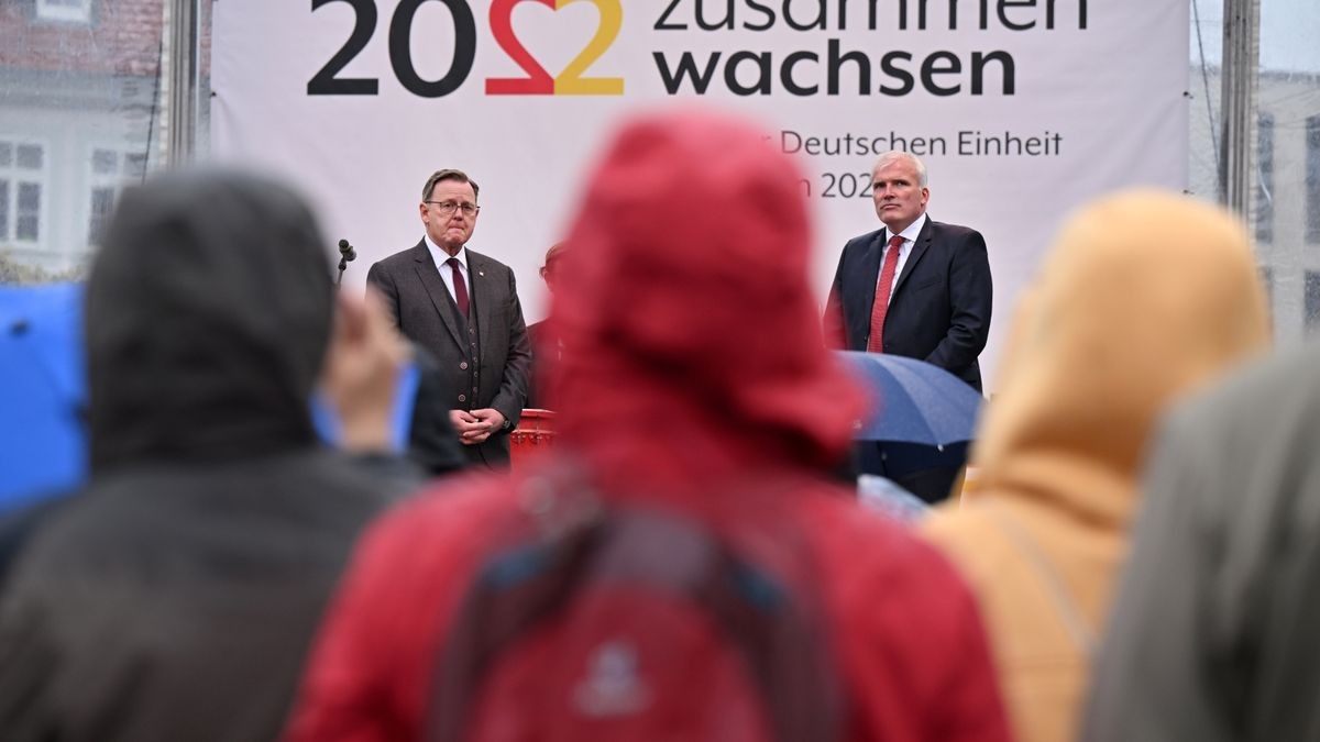 Bodo Ramelow (l, Die Linke), Ministerpräsident von Thüringen, der derzeit auch Präsident des Bundesrates ist und Andreas Bausewein (r., SPD), Erfurts Oberbürgermeister, eröffnen ein dreitägiges Bürgerfest zum Tag der Deutschen Einheit in der Landeshauptstadt Erfurt.