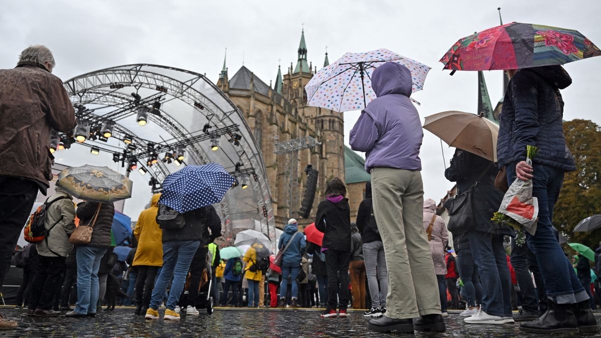 Ein dreitägiges Bürgerfest zum Tag der Deutschen Einheit in der Landeshauptstadt Erfurt wird auf dem Domplatz eröffnet.