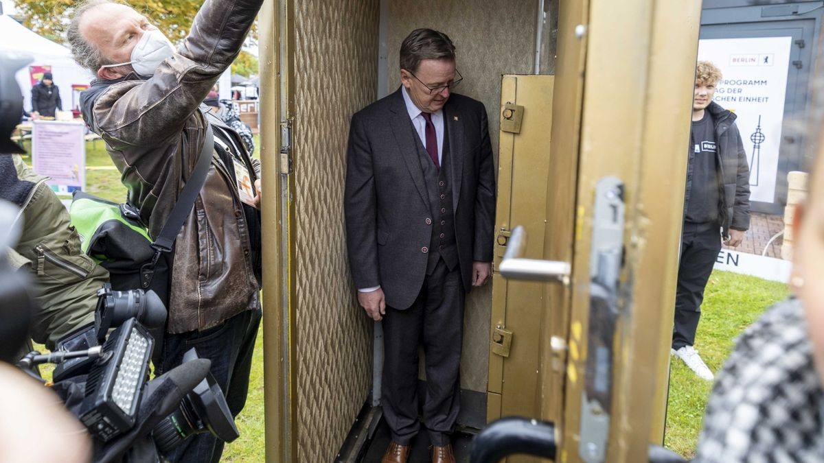 Bodo Ramelow testet eine mobile Disko beim Besuch des Standes der Hauptstadt Berlin auf dem Bürgerfest zum Tag der Deutschen Einheit 2022 in Erfurt.