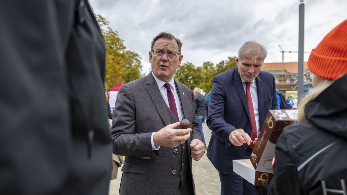 Bodo Ramelow und Andreas Bausewein beim Eröffnungsrundgang über das Bürgerfest zum Tag der Deutschen Einheit 2022 in Erfurt.