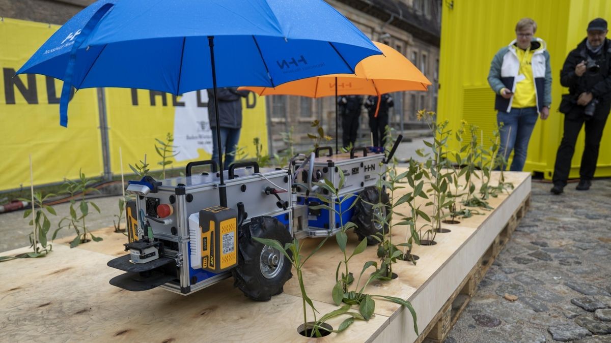 Ein Model eines Autonomen Agrarfahrzeuges am Stand des Bundeslandes Baden-Württemberg auf dem Bürgerfest zum Tag der Deutschen Einheit 2022 in Erfurt.