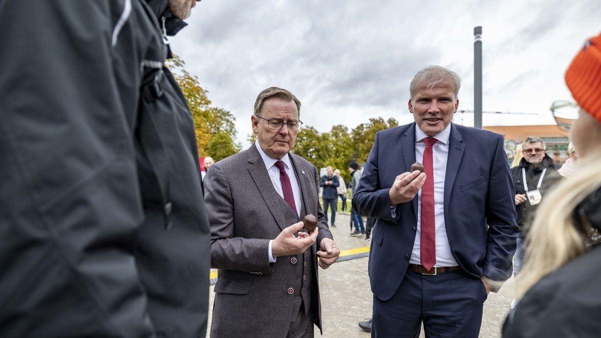 Bodo Ramelow und Andreas Bausewein beim Eröffnungsrundgang über das Bürgerfest zum Tag der Deutschen Einheit 2022 in Erfurt.