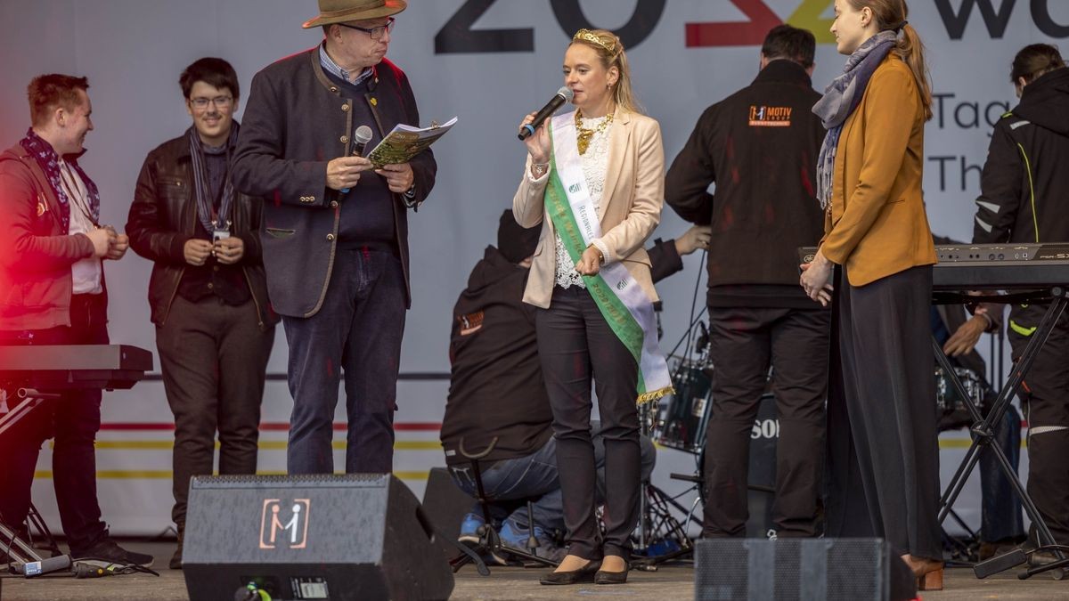 Weinkönigin Sabrina Papperitz auf dem Bürgerfest zum Tag der Deutschen Einheit 2022 in Erfurt.