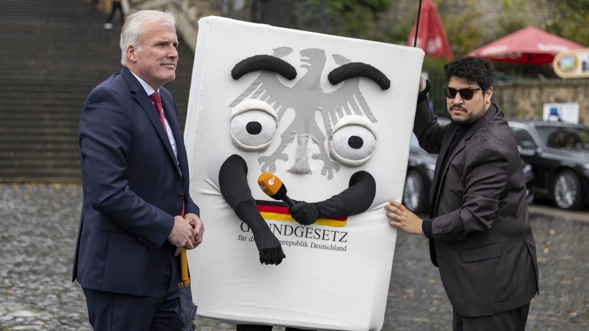 Andreas Bausewein mit dem Grundgesezt als Walking Act (ZDF-Moderator) auf dem Domplatz in Erfurt zum Tag der Deutschen Einheit 2022 in Erfurt