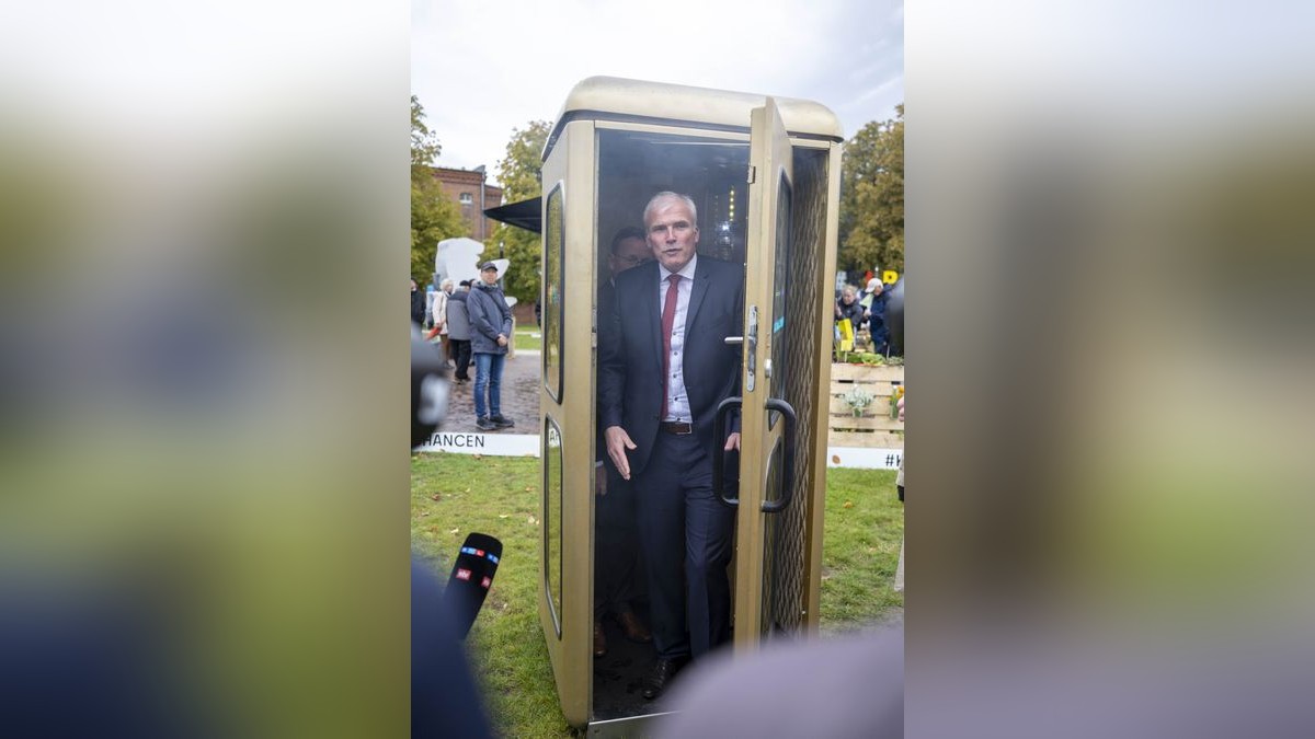 Andreas Bausewein testet eine mobile Disko beim Besuch des Standes der Hauptstadt Berlin auf dem Bürgerfest zum Tag der Deutschen Einheit 2022 in Erfurt.