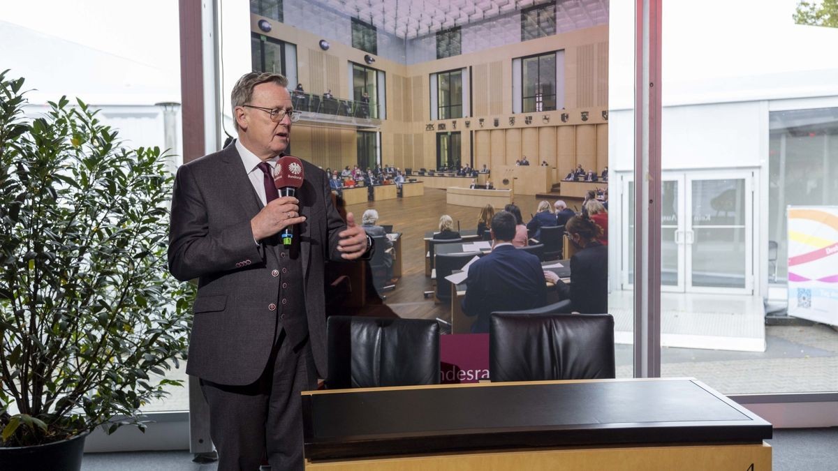 Bodo Ramelow im Zelt des Bundesrates auf dem Domplatz zum Tag der Deutschen Einheit 2022 in Erfurt