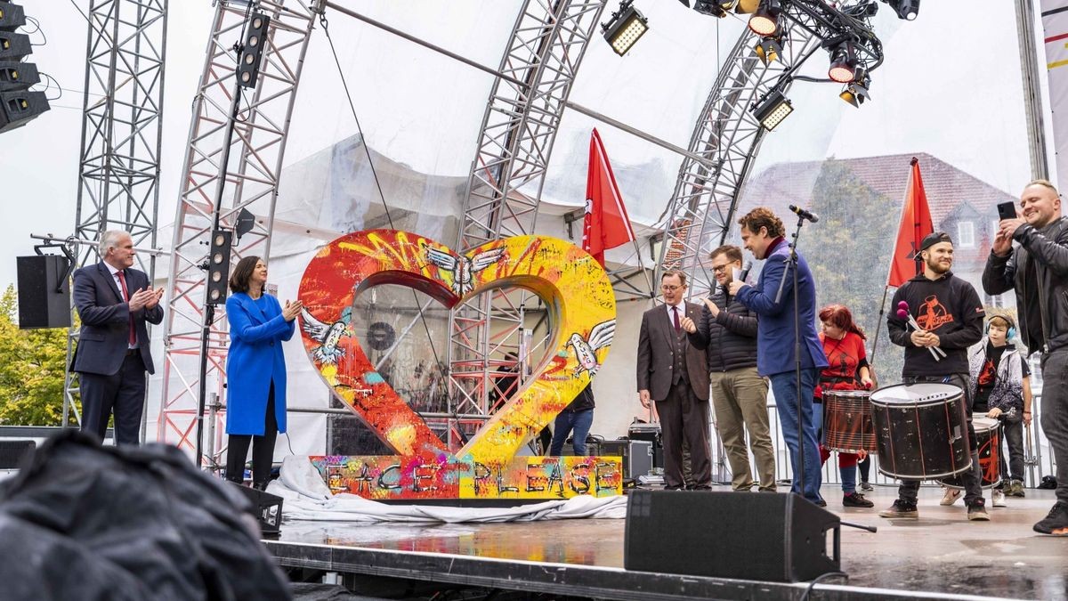 Andreas Bausewein, Katrin Göring-Eckardt, Bodo Ramelow, Carsten Schneider und Stefan Ganß auf der Eröffnungsveranstaltung auf dem Domplatz zum Tag der Deutschen Einheit 2022 in Erfurt