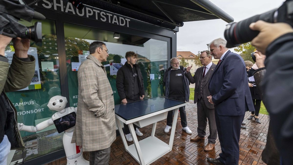 Bodo Ramelow und Andreas Bausewein beim Besuch des Standes der Hauptstadt Berlin auf dem Bürgerfest zum Tag der Deutschen Einheit 2022 in Erfurt.