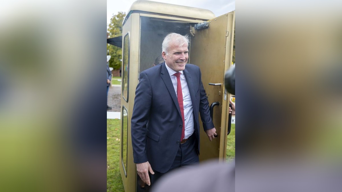 Andreas Bausewein testet eine mobile Disko beim Besuch des Standes der Hauptstadt Berlin auf dem Bürgerfest zum Tag der Deutschen Einheit 2022 in Erfurt.