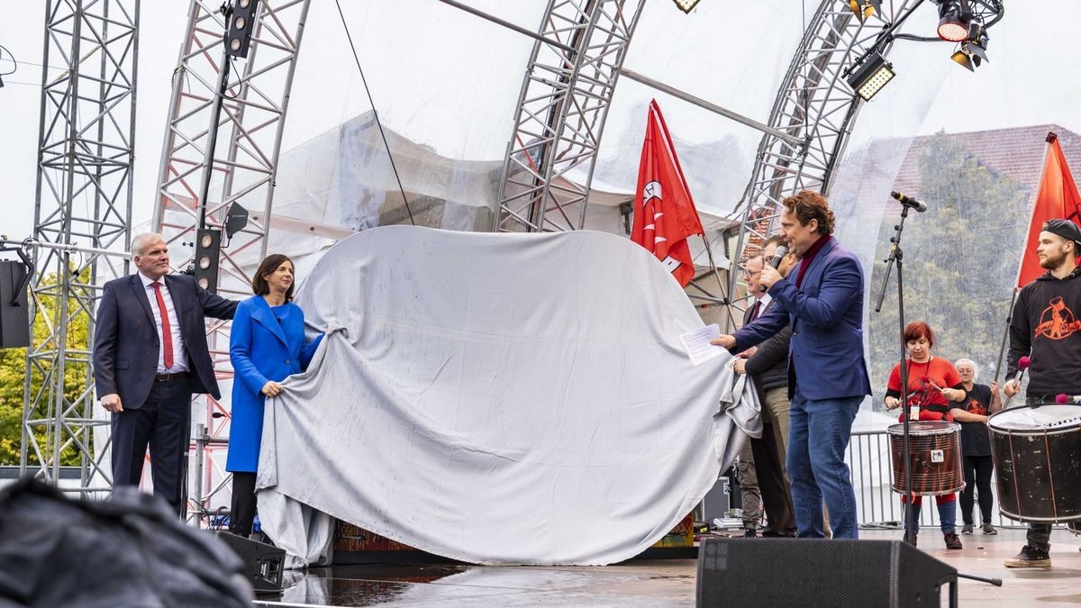 Andreas Bausewein, Katrin Göring-Eckardt, Bodo Ramelow, Carsten Schneider und Stefan Ganß auf der Eröffnungsveranstaltung auf dem Domplatz zum Tag der Deutschen Einheit 2022 in Erfurt