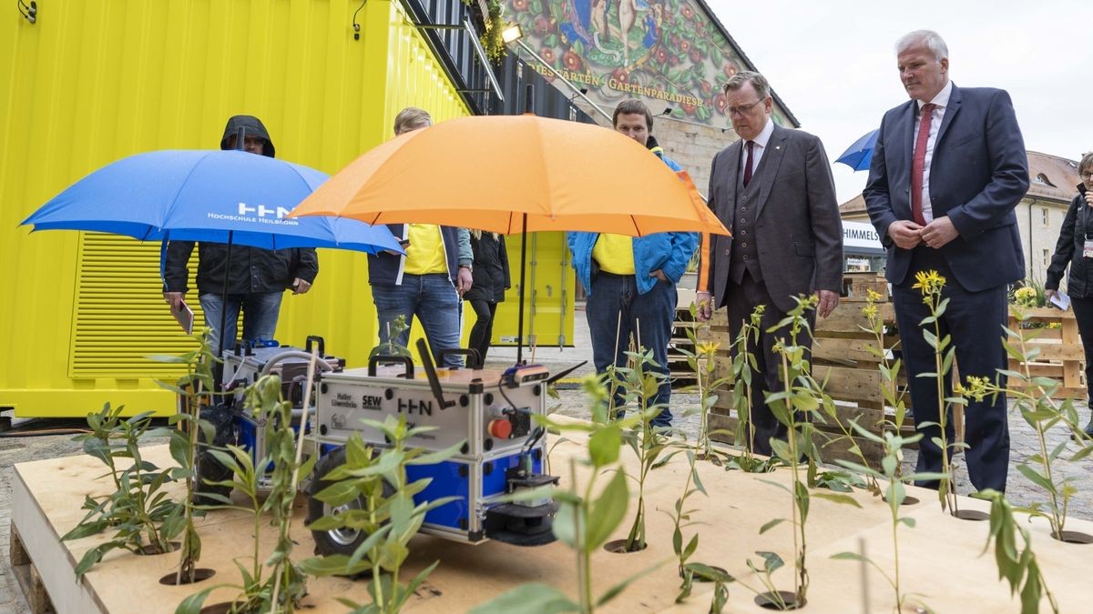 Bodo Ramelow und Andreas Bausewein beim Besuch des Standes des Bundeslandes Baden-Württemberg auf dem Bürgerfest zum Tag der Deutschen Einheit 2022 in Erfurt.