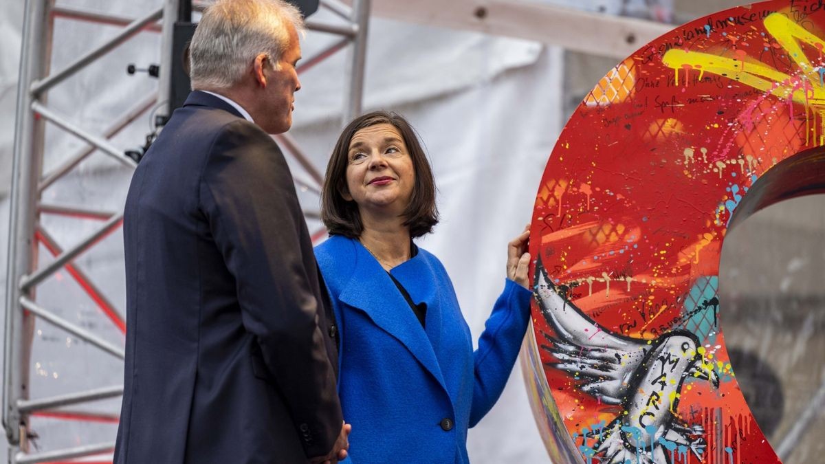 Andreas Bausewein und Katrin Göring-Eckardt auf der Eröffnungsveranstaltung auf dem Domplatz zum Tag der Deutschen Einheit 2022 in Erfurt