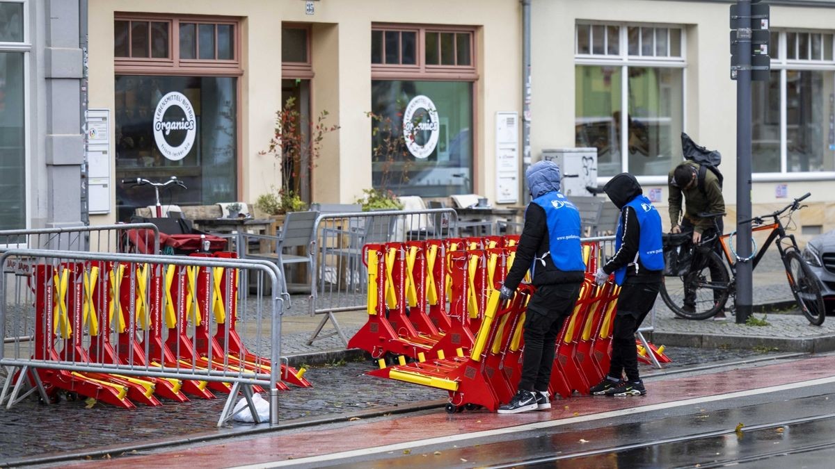 Sicherheitspersonal beginnt die Straßensperren auf der Andreasstraße aufzubauen