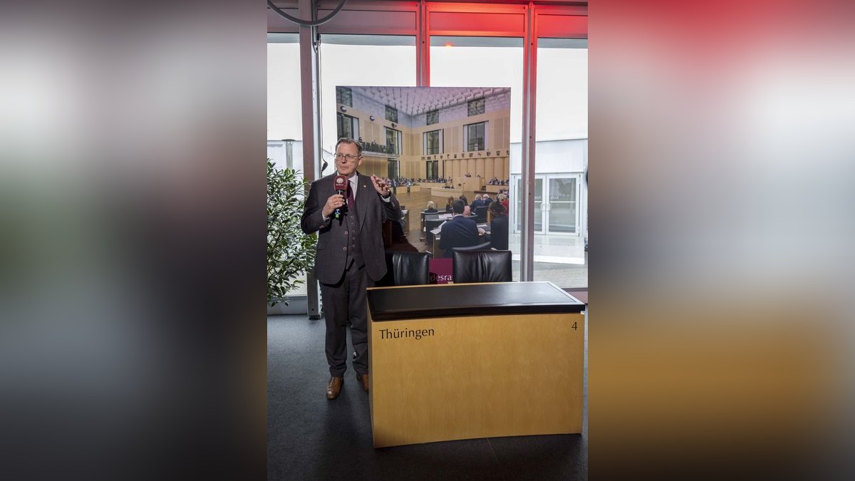 Bodo Ramelow im Zelt des Bundesrates auf dem Domplatz zum Tag der Deutschen Einheit 2022 in Erfurt