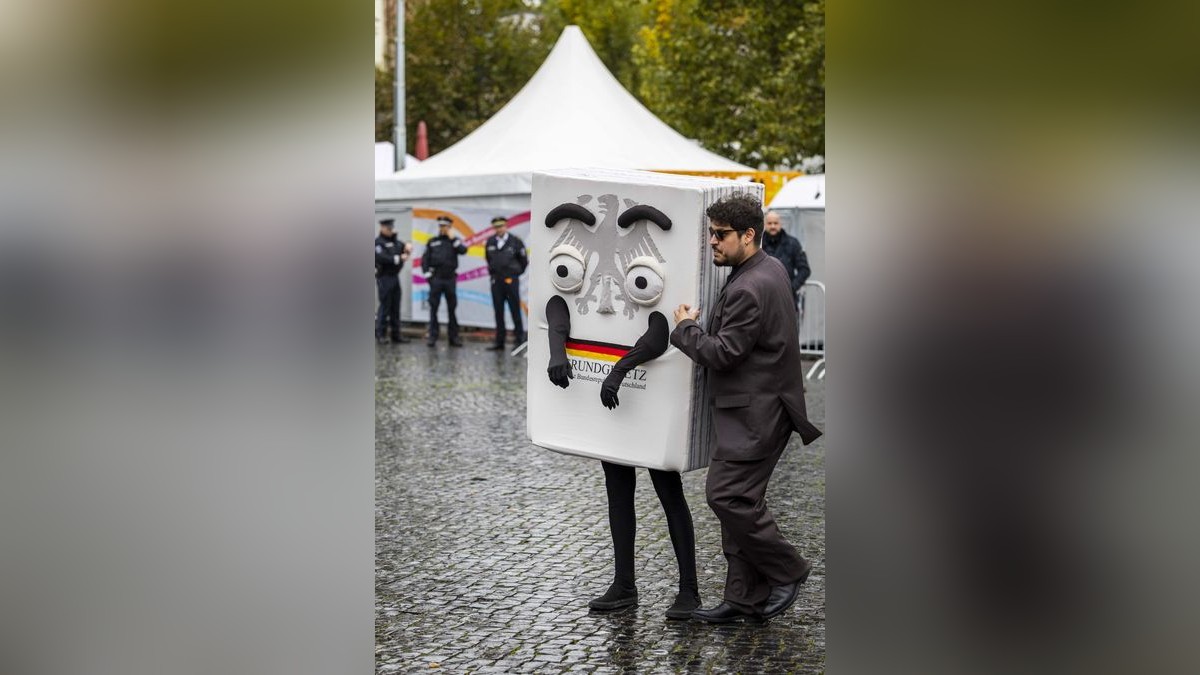 Das Grungesetz als Walking Act afu dem Domplatz - Daruntetr steckt ein ZDF-Moderator