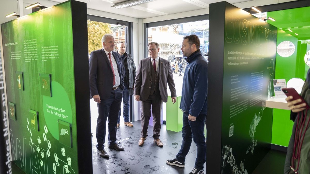 Bodo Ramelow und Andreas Bausewein beim Besuch des Standes des Bundeslandes Saarland auf dem Bürgerfest zum Tag der Deutschen Einheit 2022 in Erfurt.