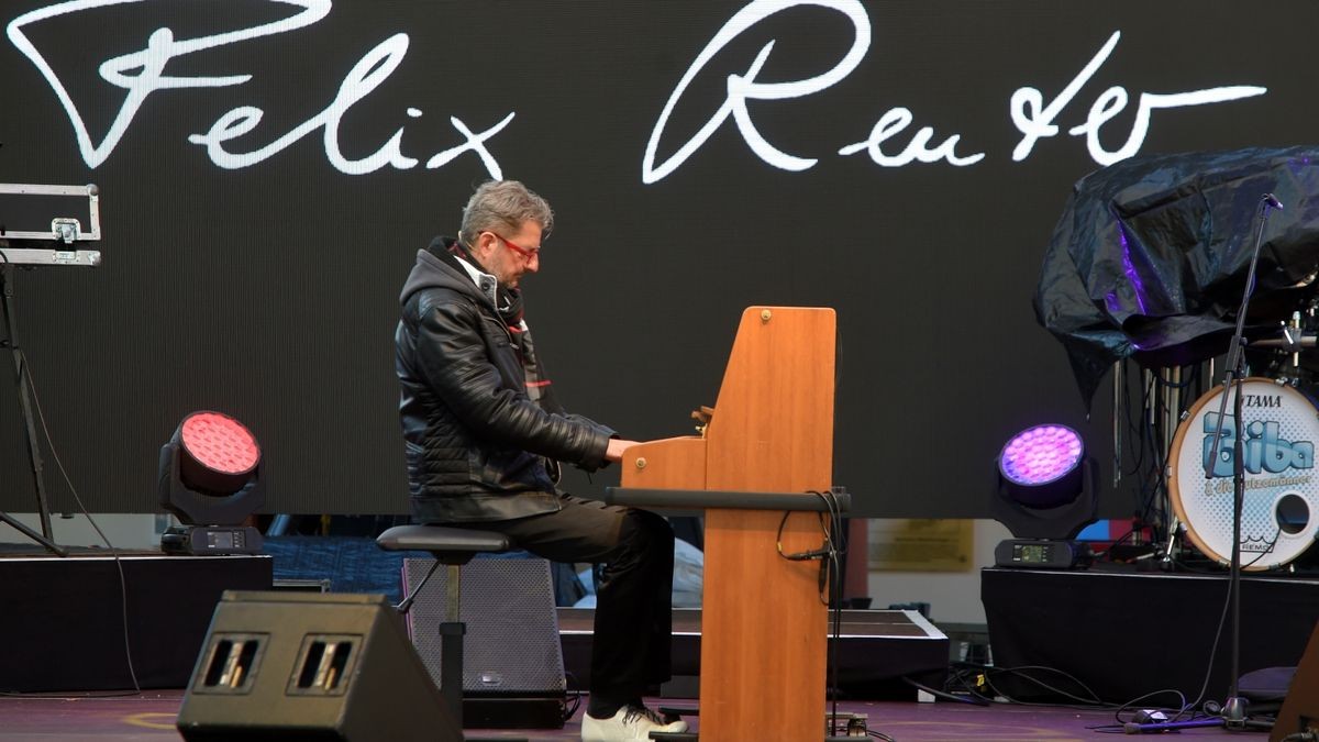 Stand von Thüringen vor der Staatskanzlei Pianist Felix Reuter.