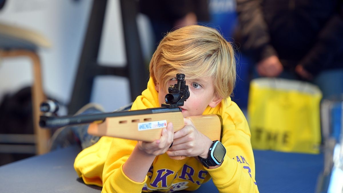 Emil (9) übt sich im Biathlon 