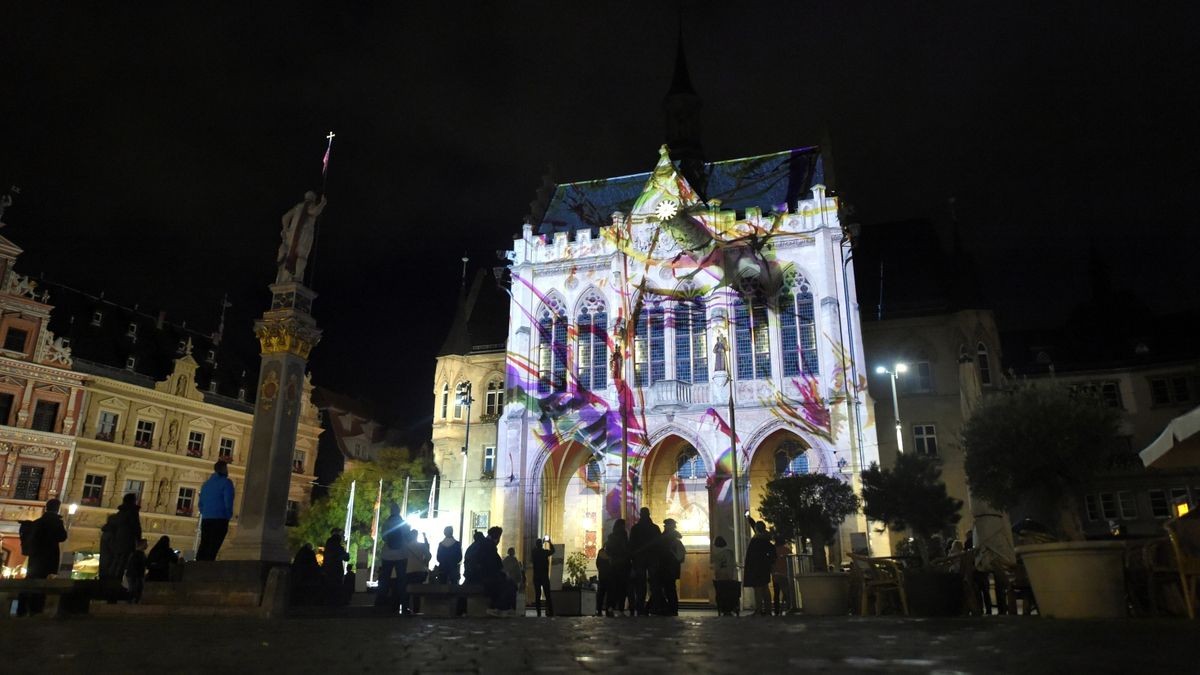 Abendinszenierung am Erfurter Rathaus.