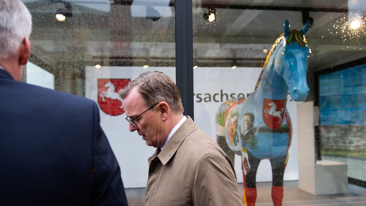 Rundgang des Ministerpräsidenten Bodo Ramelow (Die Linke), hier am Stand von Niedersachsen.