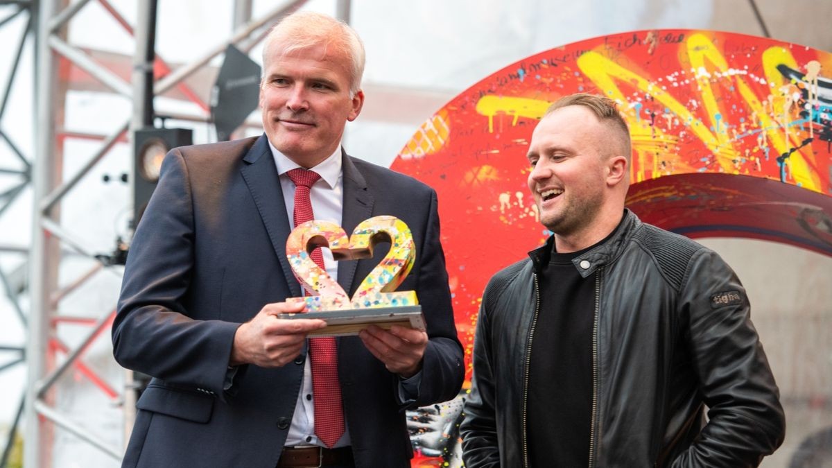 OB Andreas Bausewein und Künstler Marc Jung hier bei der Eröffnung des Bürgerfestes.