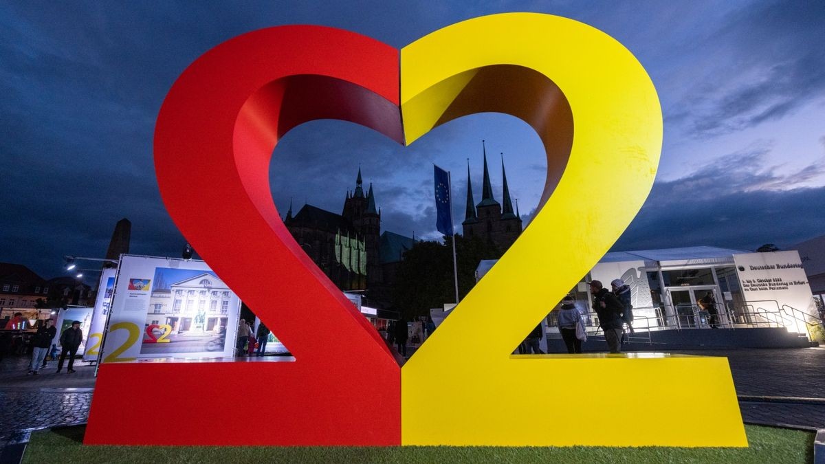 Ein Herz, gebildet aus der Jahreszahl 22, welches die Thüringer Bundesratspräsidentschaft und den Tag der Deutschen Einheit symbolisiert auf dem Erfurter Domplatz.