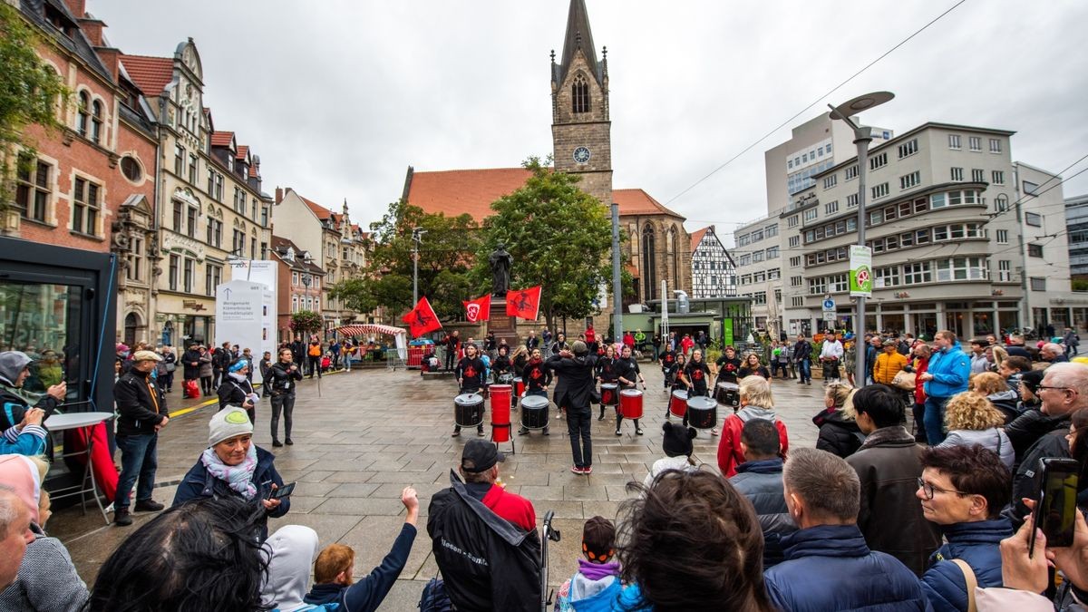 Trommlergruppe Como Vento aus Altenburg spielen auf dem Anger.