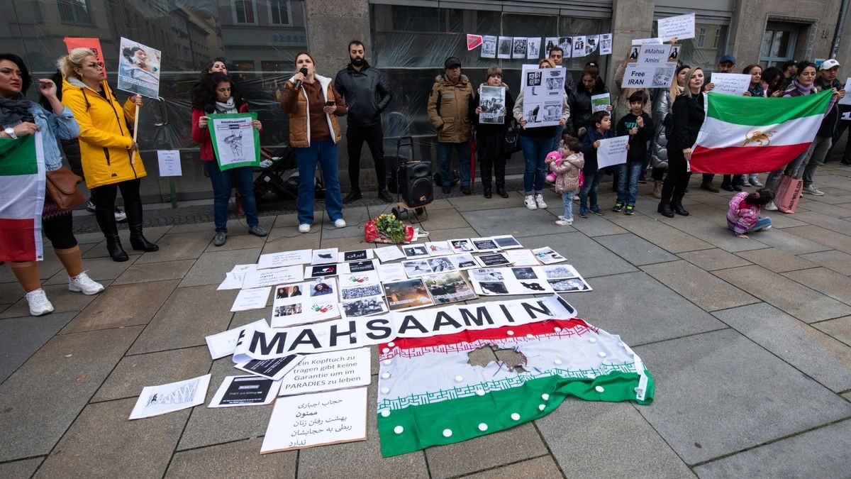 Demonstration gegen iranisches Mullah-Regime am Anger.