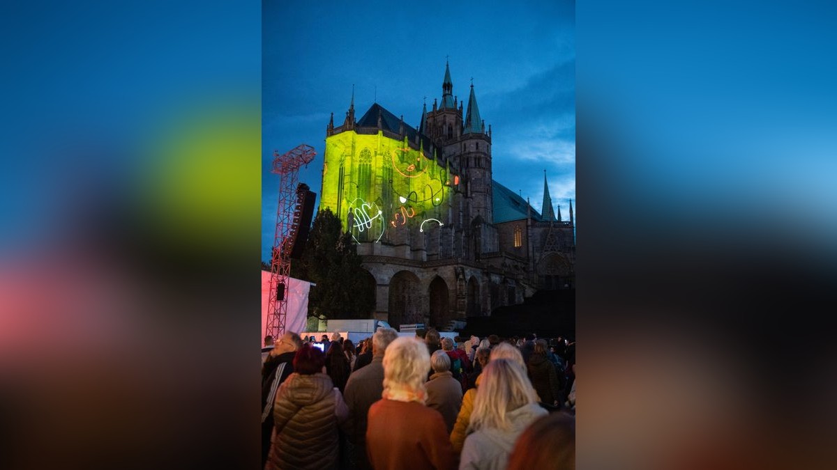 Lichtinstallation am Abend auf dem Mariendom.