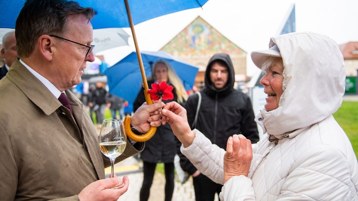 Rundgang des Ministerpräsidenten Bodo Ramelow (Die Linke) bekommt von einer Frau eine Blume.