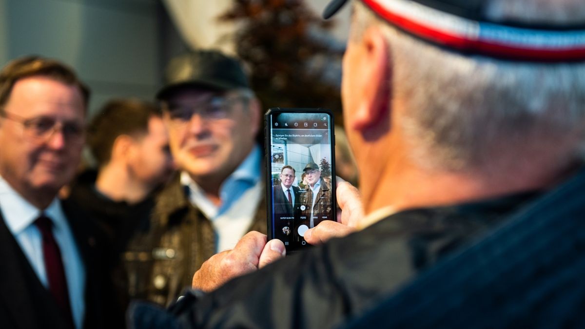 Ein Mann macht mit dem Ministerpräsidenten Bodo Ramelow (Die Linke) ein Erinnerungsfoto.