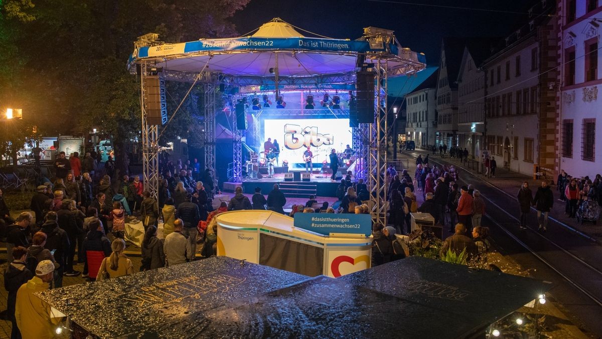 Die Partyband „Biba & die Butzemänner“ spielt am Abend vor der Staatskanzlei.