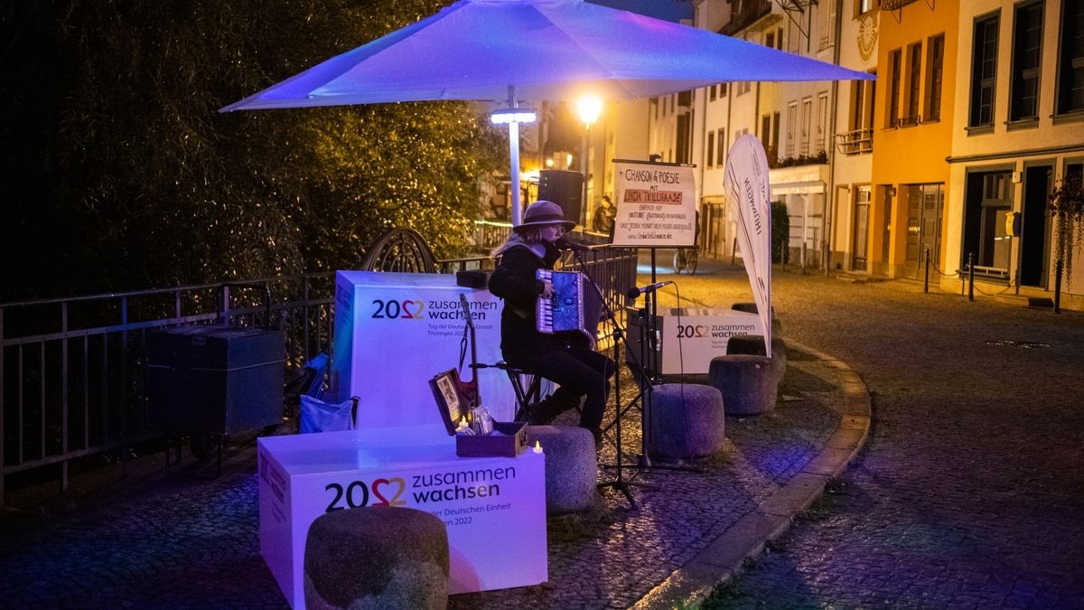 Chanson & Poesie mit Linda Trillhaase spielt auf der Langen Brücke.