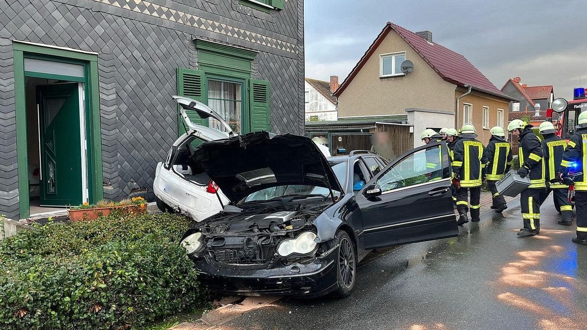 Durch die Wucht des Aufpralls wurde das parkende Auto gegen ein Hoftor und eine Haustür geschleudert. 