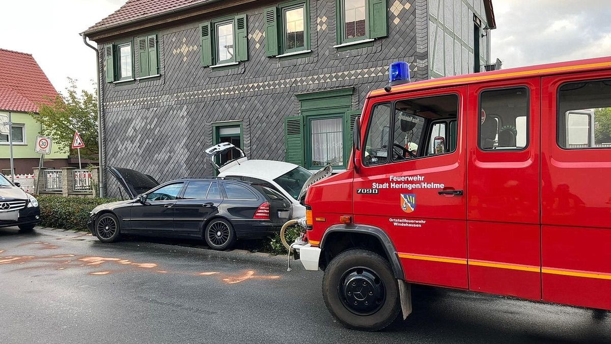 Ineinander verkeilt schrammten die beiden Fahrzeuge schließlich an der Hauswand eines Hauses entlang, bis sie schließlich liegen blieben. 