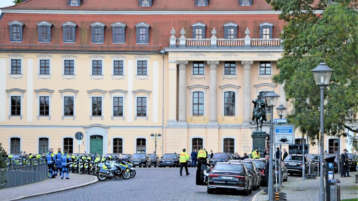 Das Polizeiaufgebot und die Staatskarossen auf dem Platz der Demokratie.