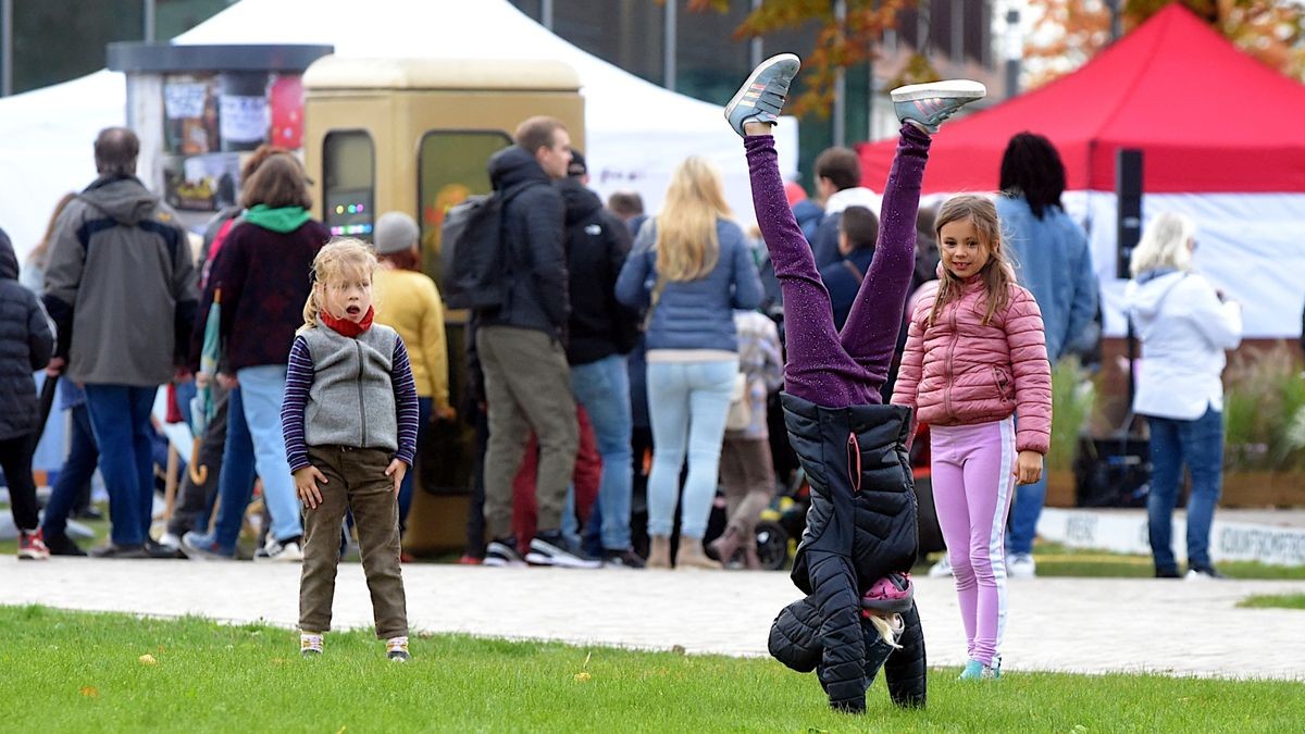 Gute Stimmung unter den Besuchern des Bürgerfests auf dem Petersberg