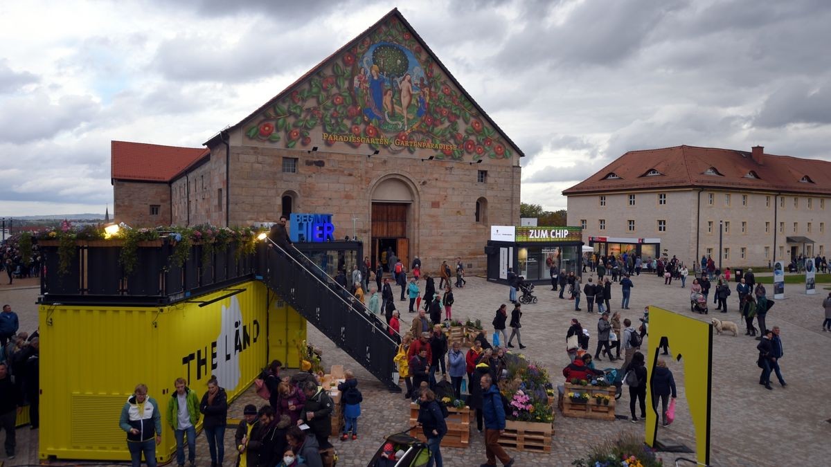 Gute Stimmung unter den Besuchern des Bürgerfest auf dem Petersberg