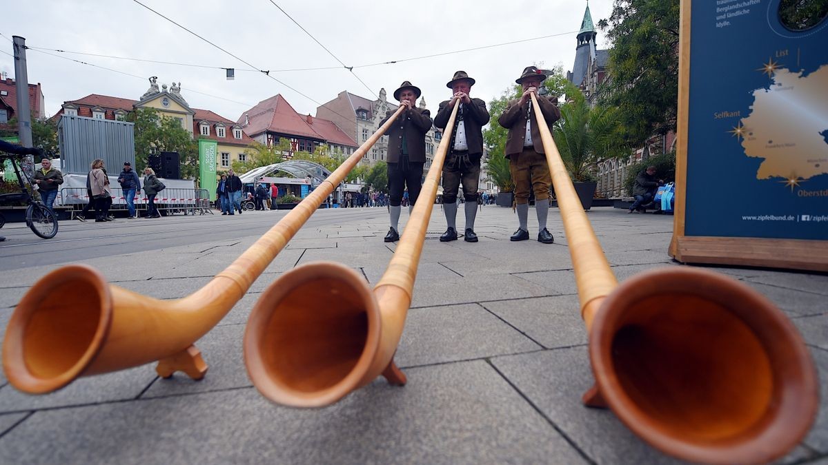 Die Alphornbläser Robert Kennerknecht, Georg Riesenegger und Bernd Kallenbach aus Oberstdorf werben für ihre Heimat