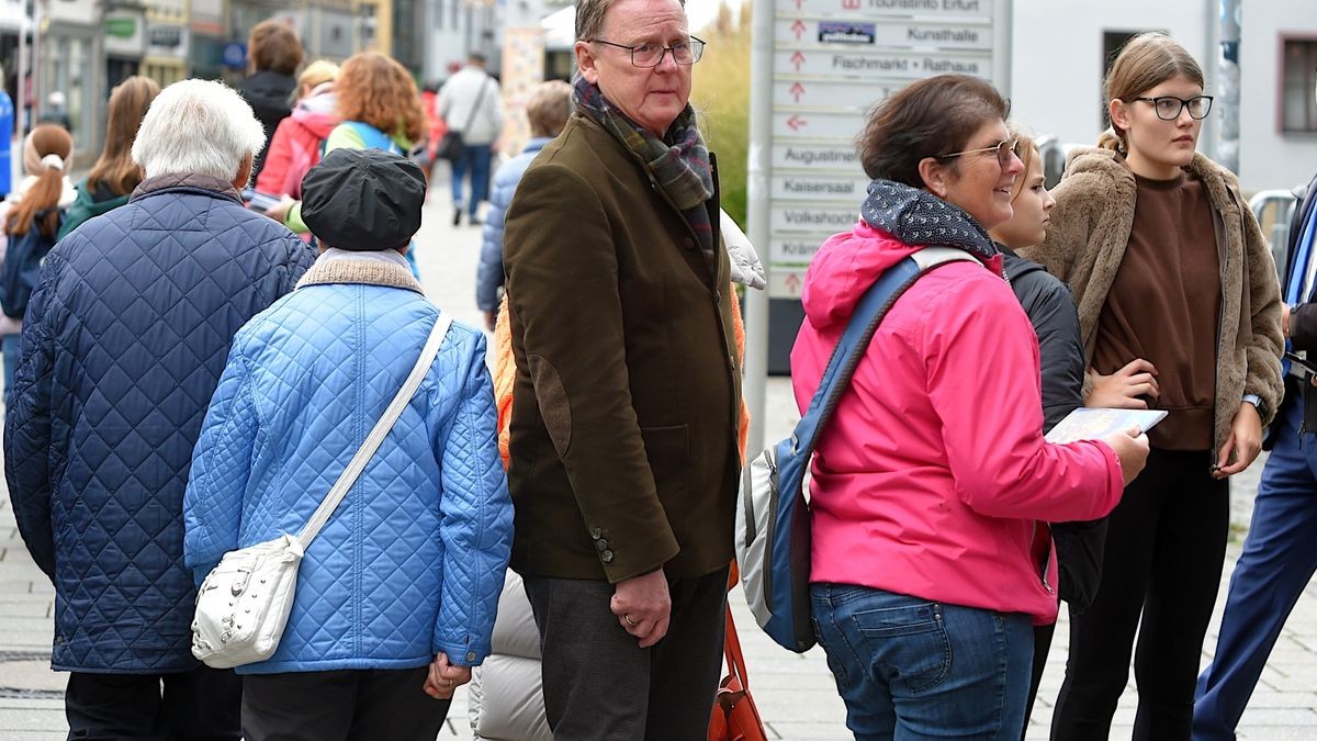 Thüringens Ministerpräsident Bodo Ramelow geht ganz privat mit seiner Frau am Sonntag über das Bürgerfest