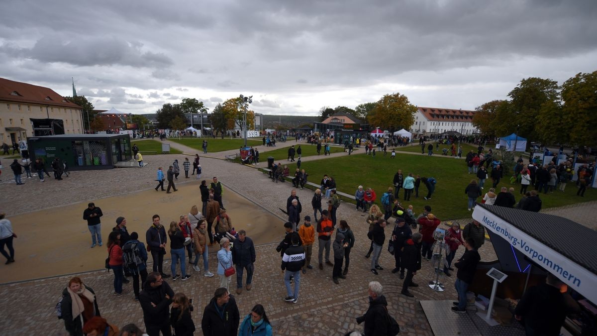 Gute Stimmung unter den Besuchern des Bürgerfest auf dem Petersberg