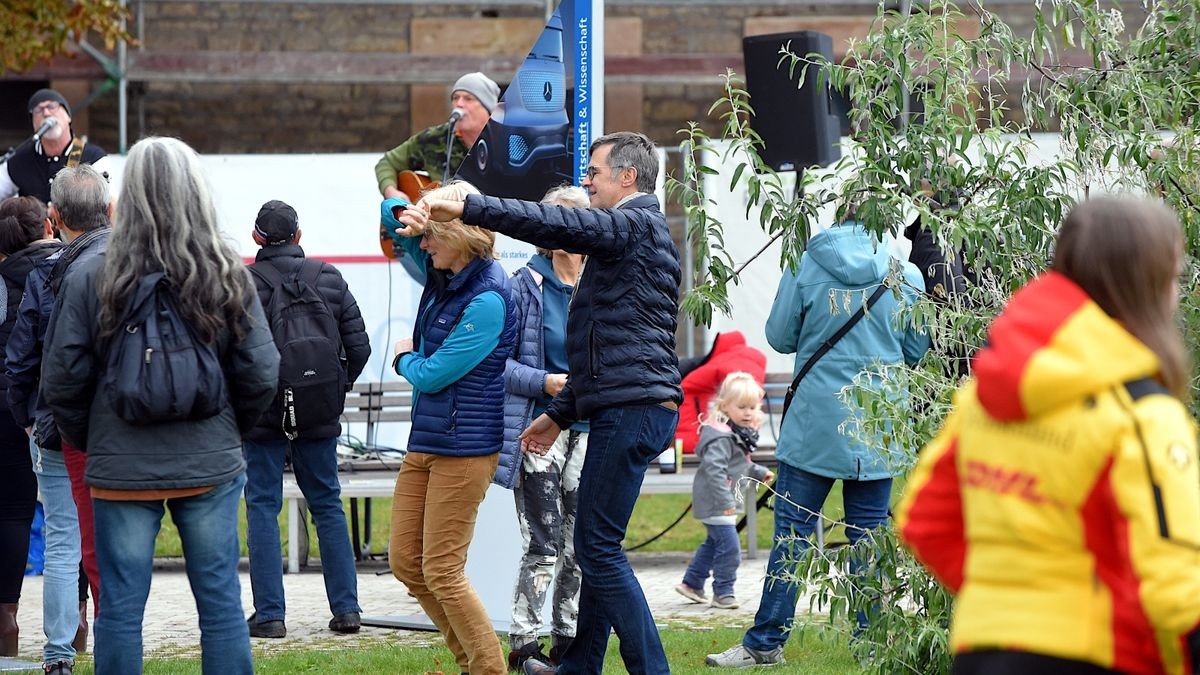 Gute Stimmung unter den Besuchern des Bürgerfest auf dem Petersberg