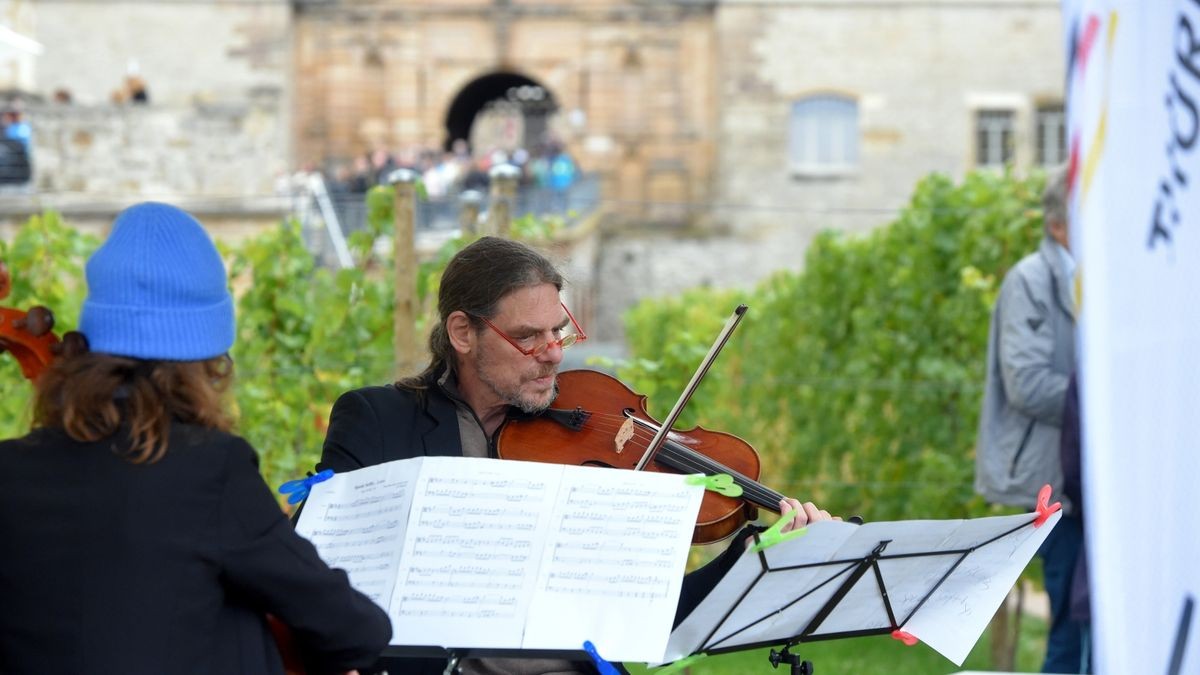 Gute Stimmung unter den Besuchern des Bürgerfests auf dem Petersberg