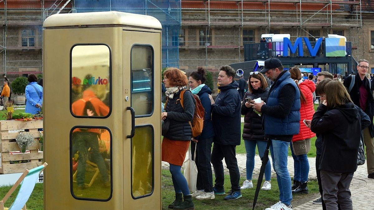 Gute Stimmung unter den Besuchern des Bürgerfest auf dem Petersberg.