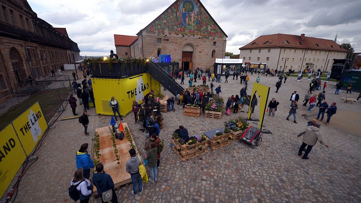 Gute Stimmung unter den Besuchern des Bürgerfest auf dem Petersberg