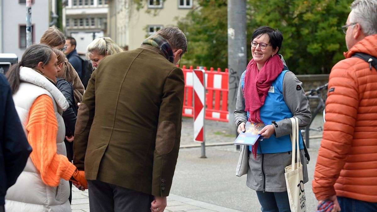 Der Thüringer Ministerpräsident Bodo Ramelow geht ganz privat mit seiner Frau am Sonntag über das Bürgerfest und dankt der freiwilligen Helferin Katrin Völlger für ihren Einsatz.